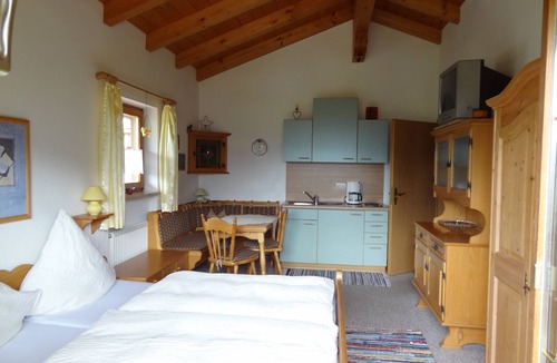 Schoenau am Koenigssee Apartment | Ferienwohnung Nr. 2, 2-4 Personen, 55 qm, mit extra Schlafzimmer, Wohn-/Schlafraum und Balkon