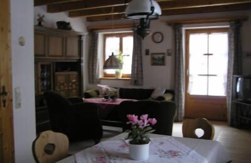Bergen Apartment | Ferienwohnung 100 qm mit Wohnzimmer, 2 seperate Schlafzimmer, großes Bad mit WC, zusätzliches WC, Terrasse, Garten