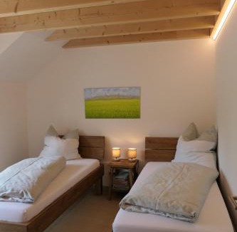 Singen Apartment | Ferienwohnung, 2 Zimmer, 4 bis 6 Personen, 67 qm, mit großem Balkon, entlang am Fluss, an der Aach, am Bodensee, nah am Naturschutzgebiet