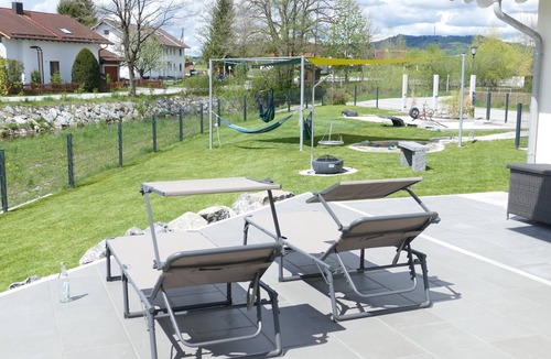 Oberhausen Apartment | Ferienwohnung an der Ach mit Großer Terrasse und Garten