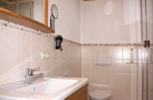 Frasdorf Apartment | Ferienwohnung bis 4 Personen, Bauernhof, 50 qm, Balkon, 2 Schlafzimmer, Wohnküche, SAT-TV= Edelweißzimmer