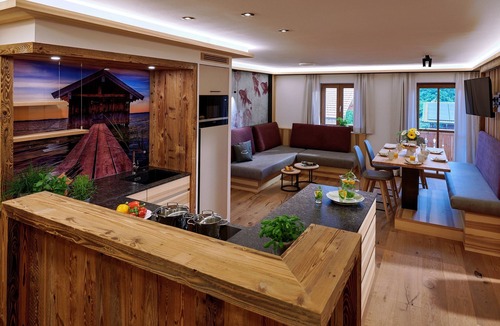 Chieming Apartment | Ferienwohnung Bootshütte, 1-5pers., 2sep. SZ, 2.og, Balkon mit Chiemseeblick