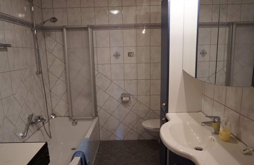Teisendorf Apartment | Ferienwohnung Dachgeschoss, für 4 Personen (60m²) 2 Schlafzimmer, Wohnküche, Wohnzimmer, Dusche/WC, Balkon, Waschmaschine