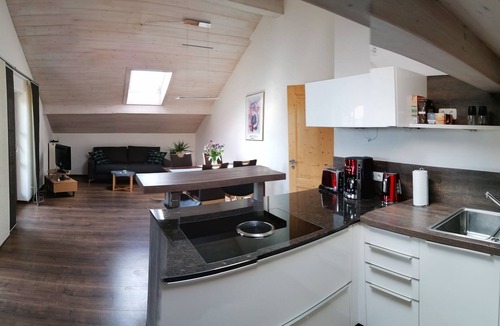 Chieming Apartment | Ferienwohnung für 2-4 Personen, 1 Sep. Schlafzimmer und Balkon in Chieming-laimgrub