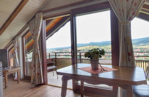 Fladungen Apartment | Ferienwohnung für bis zu Drei Personen mit Kachelofen und Balkon