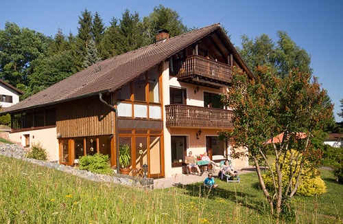 Fladungen Apartment | Ferienwohnung für bis zu Drei Personen mit Kachelofen und Balkon