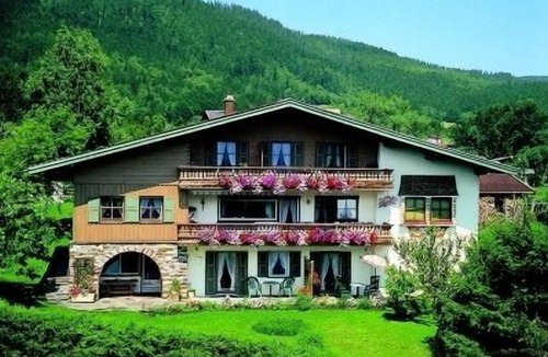 Eck Apartment | Ferienwohnung "Hochfelln" mit Freisitz für 4 Personen, 2 Schlafzimmer, große Terrasse, 90 m²