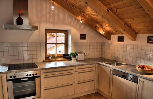 Grabenstatt Apartment | Ferienwohnung im Dachgeschoss mit Sichtdachstuhl, 48 qm, für 2 - 4 Pers., Vollholzmöbel, überdachter Südbalkon mit Bergbl