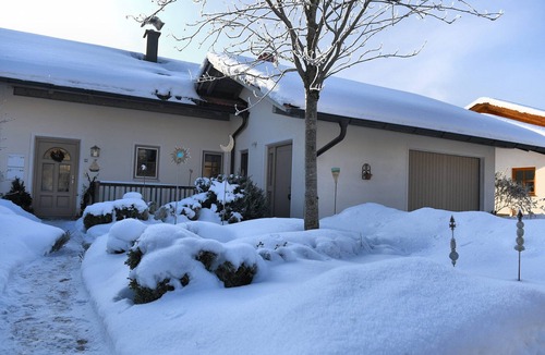 Grabenstatt Apartment | Ferienwohnung im Dachgeschoss mit Sichtdachstuhl, 48 qm, für 2 - 4 Pers., Vollholzmöbel, überdachter Südbalkon mit Bergbl