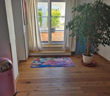 Kolbermoor Apartment | Ferienwohnung Jelen - Kaffee - Tee - Lichthof - 135 qm