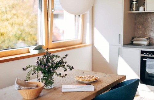 Chieming Apartment | Ferienwohnung KATHI - 1-4 Personen, 2 separate Schlafzimmer, 84 qm, überdachte Loggia, 1.OG