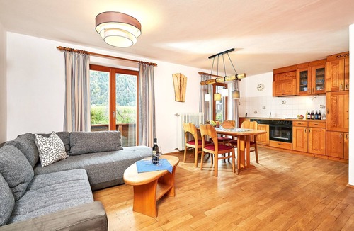 Groissenbach Apartment | Ferienwohnung Loferau 1 - 80 m² für 2-5 Pers. großer Wohnraum, 2 Schlafzimer, Sep. Küche, Balkon