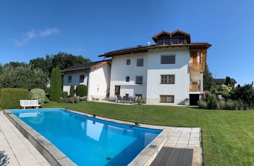 Windorf Apartment | Ferienwohnung mit Balkon, Terrasse und beheiztem Pool im Garten