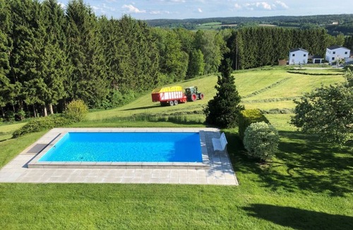 Windorf Apartment | Ferienwohnung mit Balkon, Terrasse und beheiztem Pool im Garten