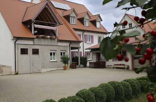 Absberg Apartment | Ferienwohnung mit möblierter Holzterrasse und separatem Kinderzimmer