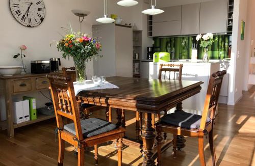 Insel Apartment | Ferienwohnung Urlaubsglück- lichtdurchflutete Wohnung mit Balkon und Seesicht