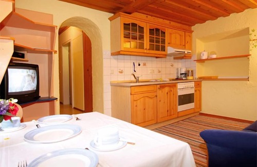Bad Feilnbach Apartment | Ferienwohnung "Weintraube" 40 qm bis 3 Personen, 1. Obergeschoss, 1 separater Schlafraum, Südbalkon.