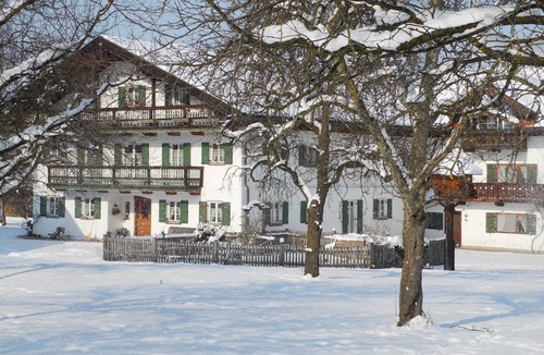 Bad Feilnbach Apartment | Ferienwohnung "Weintraube" 40 qm bis 3 Personen, 1. Obergeschoss, 1 separater Schlafraum, Südbalkon.