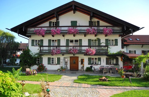 Bad Feilnbach Apartment | Ferienwohnung "Weintraube" 40 qm bis 3 Personen, 1. Obergeschoss, 1 separater Schlafraum, Südbalkon.