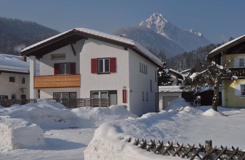 Mittenwald Apartment | Ferienwohnung Wiesengrün. Sonniges Apartment mit Balkonblick auf den Wetterstein