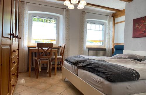 Wilhelmsdorf House | Ferienzimmer Oelhaf Zimmer in Grau Self Check-In mit Key Tresore