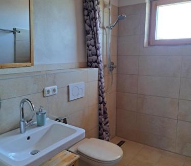 Unterallgau Apartment | FeWo "Alpakaleben" im ökologischen Holzhaus mit traumhafter Aussicht und Alpakas