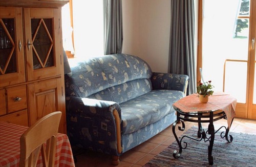 Grassau Apartment | Fewo Flieder 50 qm f. 1-2 Pers., Wohn-Schlafraum getrennt, Kochnische, eigene Sonnenterrasse.
