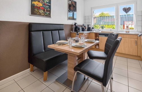 Frohnhausen Apartment | FeWo Galliet 1: 87sqm, 2 BR, balcony, quiet & close to trade fair