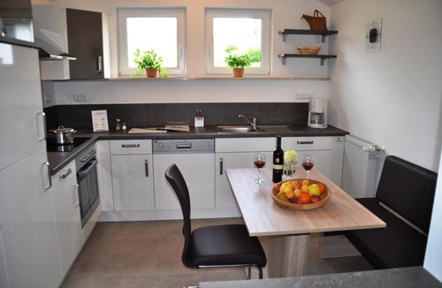 Arnbruck Apartment | FeWo mit 2 Schlafzimmern, Wohnzimmer & Balkon mit Blick auf die Berge
