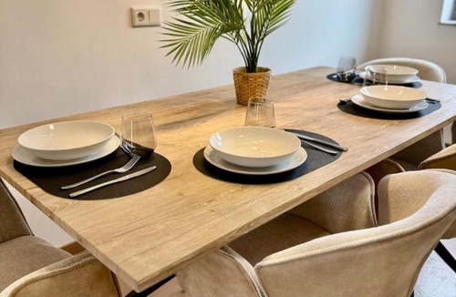 Zweckel Apartment | FeWo-Palmtrees 3 - Große und moderne 2 Zimmerwohnung mit Süd-West Balkon in Gladbeck-Mitte nähe Movie Park und Arena AufSchalke