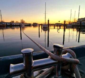 Karlshagen Apartment | Fewo Sonnensegler Usedom direkt am Yachthafen mit Terrasse Parkplatz WLAN