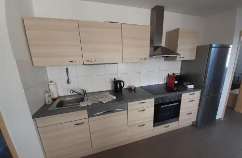Sulzbach am Main Apartment | Fewo Steinhohle, DG 45qm, 1 Schlafzimmer & 1 Wohn-Esszimmer mit Bett