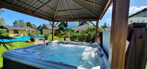 Neppermin Apartment | Fewo Traum, 4-Sterne FeWo's mit Pool und Whirlpool, Grillecke und neuem gemütlichen Pavillon im Garten, am Achterwasser mit Badestrand, wenige Autominuten bis zur Ostsee, Überweisung oder Bar akzeptiert