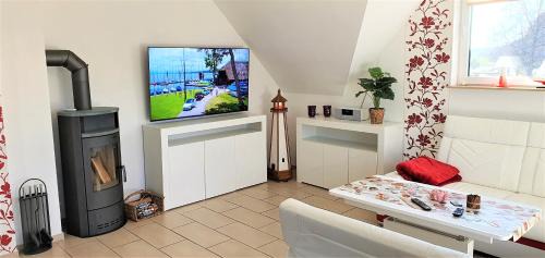 Neppermin Apartment | Fewo Traum, 4-Sterne FeWo's mit Pool und Whirlpool, Grillecke und neuem gemütlichen Pavillon im Garten, am Achterwasser mit Badestrand, wenige Autominuten bis zur Ostsee, Überweisung oder Bar akzeptiert