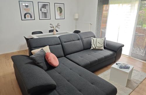 Hof Apartment | FH-Nähe: Modernes Apt mit Balkon