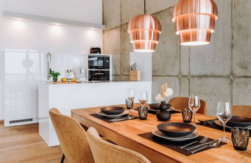 Waase Apartment | FISCHER:IN Vacation Rental in Ummanz. Panoramic sauna with a stunning view of the water. Spacious sun deck for relaxing vacation moments. The ultimate in sleeping comfort with box-spring beds. Insect Screen