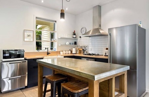 Arrowtown House | Fletcher Cottage - Modern Arrowtown cottage with Hot-tub!