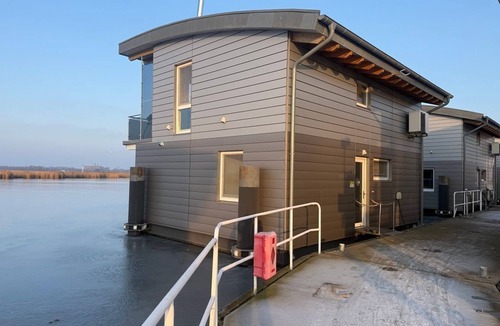 Kroeslin Boat Rental | Floating-house Nr. 5 Freya mit Kamin und Sauna - 02. Floating Houses mit Kamin
