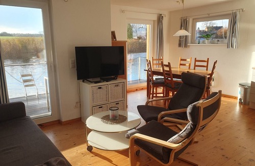 Ostvorpommern House | Floating Houses - Komfortable Schwimmende Ferienhäuser im Krösliner Yachthafen