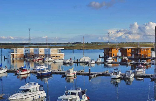Ostvorpommern House | Floating Houses - Komfortable Schwimmende Ferienhäuser im Krösliner Yachthafen