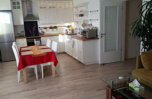 Munchen District Apartment | Full Apt, 2 BedRm, 2 bathRm. by ICM,15/20 min to CityCenter/Oktoberfest, Parking