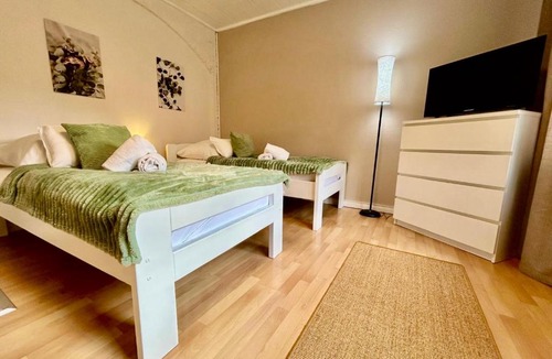 Kiel Apartment | Gästehaus - 2 Bäder, 8 Pers, Parkplatz, Garten, Terrasse