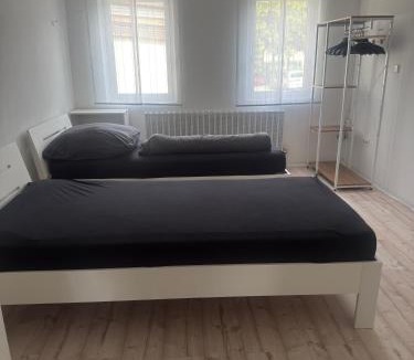 Aalen Apartment | Gästehaus mit 5 separaten Schlafzimmern für 8 Personen , 24 h check in