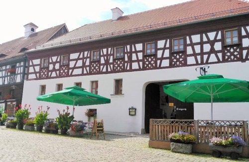 Neualbenreuth Apartment | Gemütlich eingerichtete FeWo mit Blick über den Marktplatz
