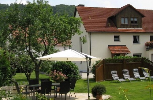 Riedenburg Apartment | Gemütliche Ferienwohnung mit Terrasse und Liegewiese, kostenfreies Parken und WLAN