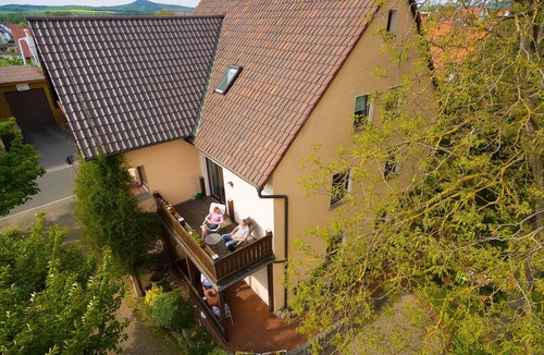 Staffelstein Apartment | Gemütliche Ferienwohnung (60qm) mit großem Balkon und kostenfreiem WLAN