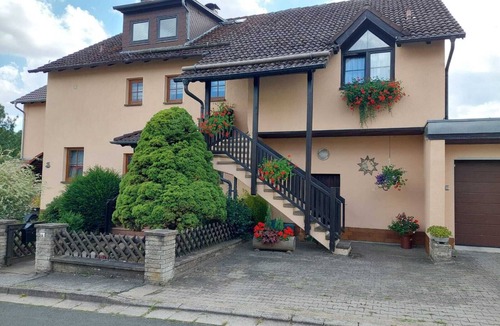 Bad Rodach Apartment | Gemütliche Ferienwohnung im Grünen mit Balkon zur Südseite