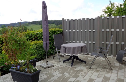 Bad Steben Apartment | Gemütliche Ferienwohnung mit Terrasse, voll ausgestattete Küche