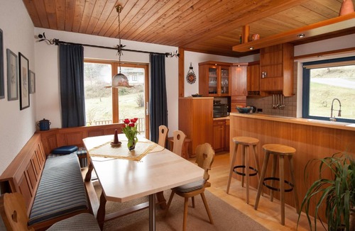 Neuschoenau Apartment | Gemütliche Ferienwohnung mit Terasse und Ofen