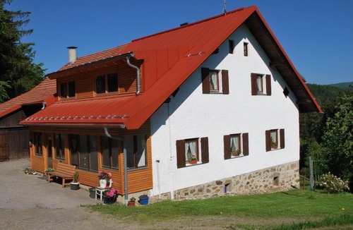 Neuschoenau Apartment | Gemütliche Ferienwohnung mit Terasse und Ofen
